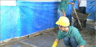 Thợ thi công cán vữa nền nhà ở Hà Nội