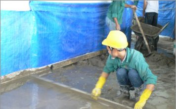 Thợ thi công cán vữa nền nhà ở Hà Nội